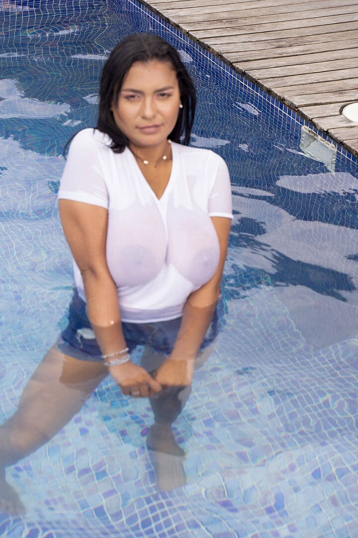 16P Score fait atterrir les seins de Kim Beltran au soleil