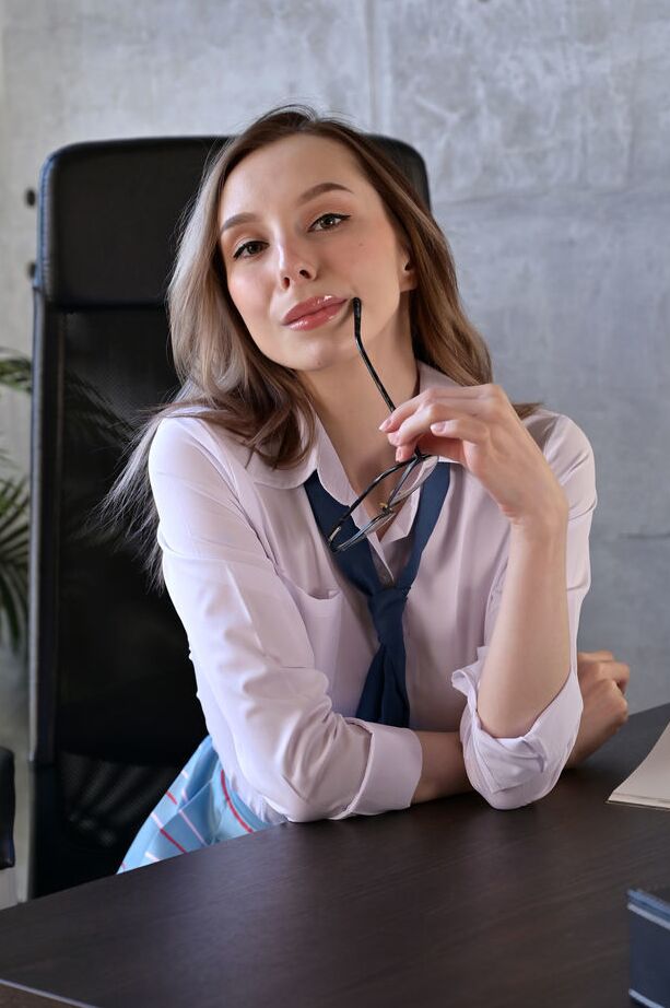 18P Tora Reeves dans son uniforme d'écolière coquette décide de se mettre nue sur elle