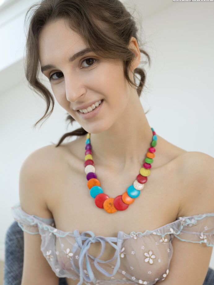20P Uma adolescente atraente posa em lingerie transparente e sexy e fica nua revelando
