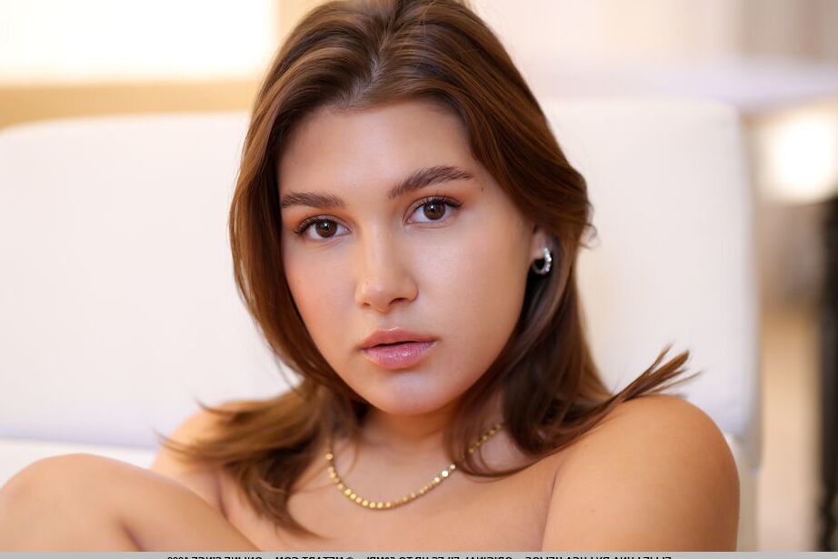 18P Ellie Luna se quita su brillante vestido azul medianoche con abertura alta y muestra