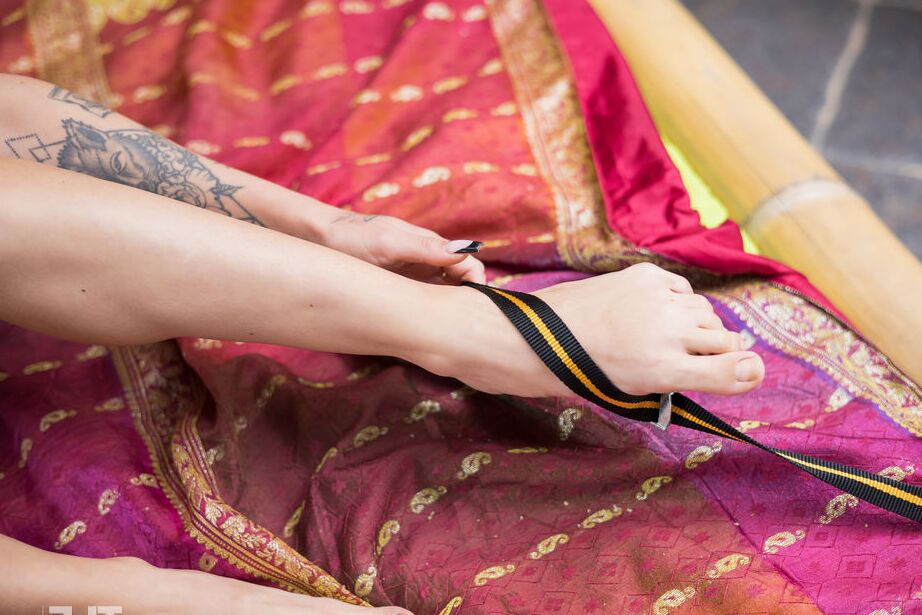 16P Usha, la morena tatuada con ojos de gama, lleva su sexy vestido rojo peekaboo de regreso a