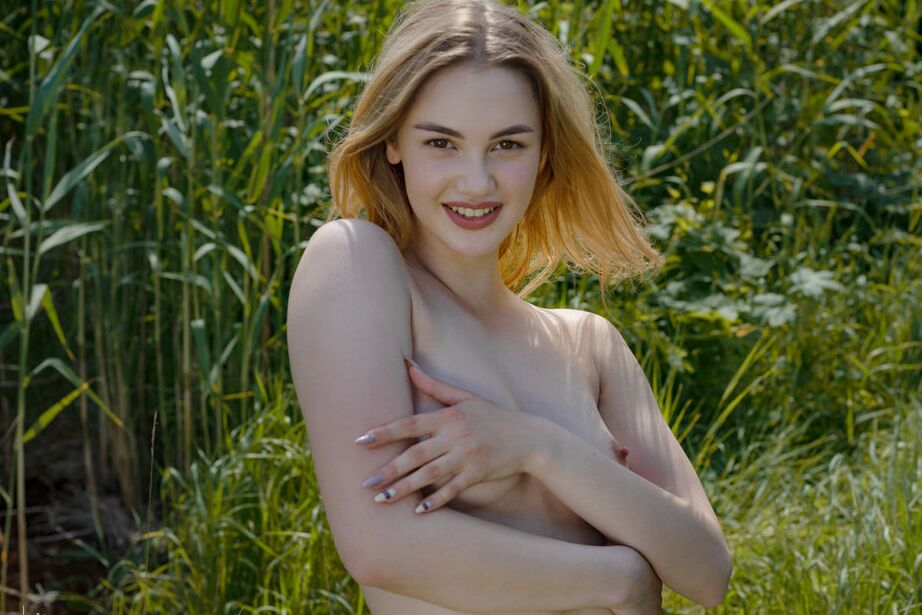 16P Hannah Lynn estaba feliz afuera y se desnuda bajo el sol