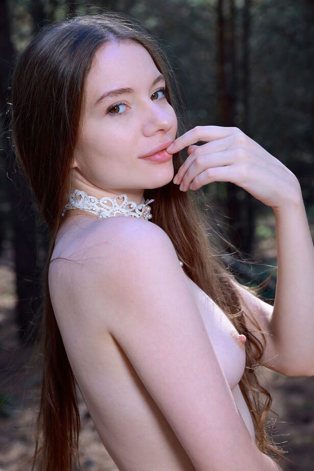 18P Una cita en el bosque con la sexy morena Dariana es una emoción impredecible mientras