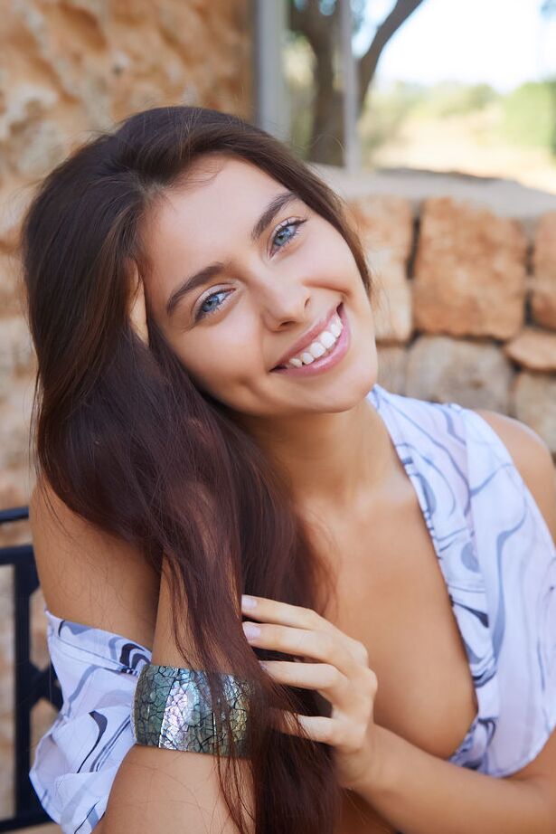 18P Foxy Alissa se suelta el pelo de forma tentadora y hace alarde de su figura sexy, con fuerza
