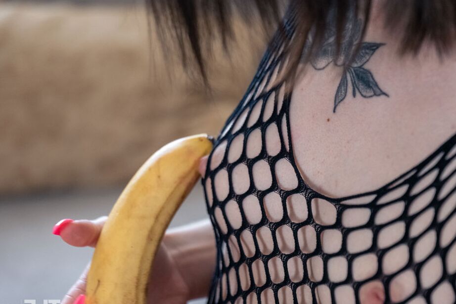 12P Es madrugada y la morena tatuada Pollie Starr se ha despertado cachonda
