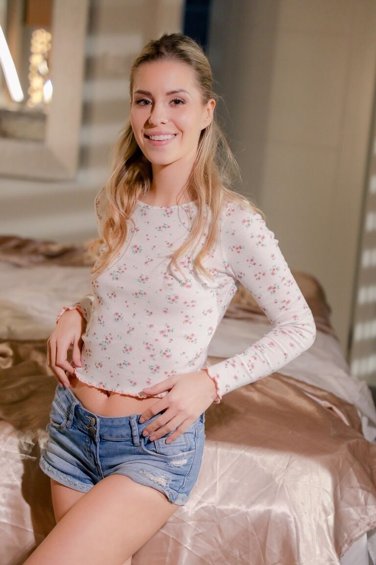 12P Mientras los niños duermen, la joven niñera rubia Lucky Bee se mete en el