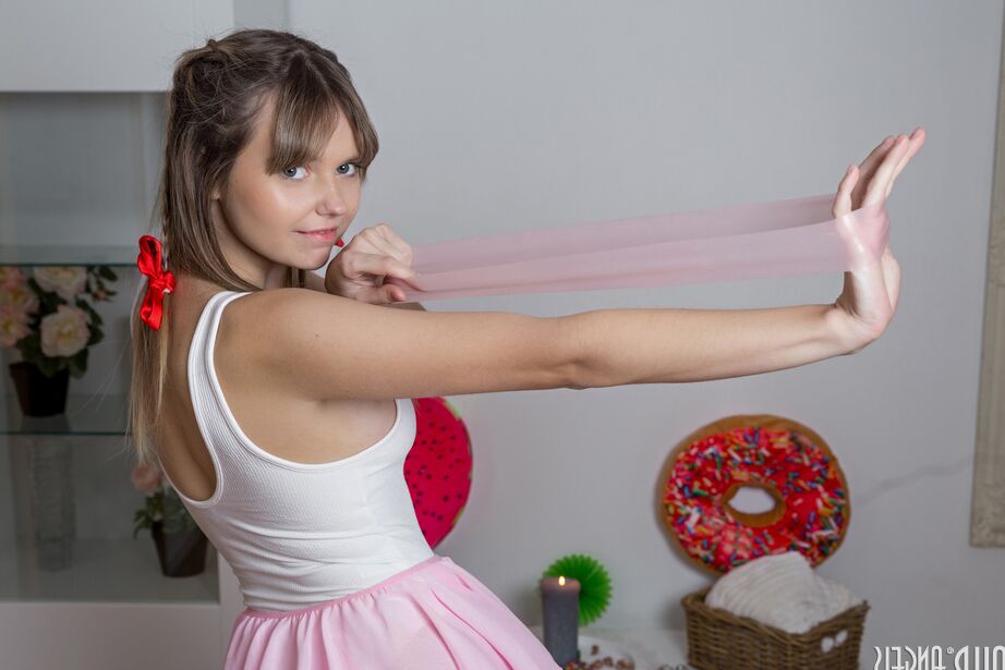 20P Sexy junge Süße zieht sich nackt aus, drückt ihre natürlichen Titten und entblößt sie