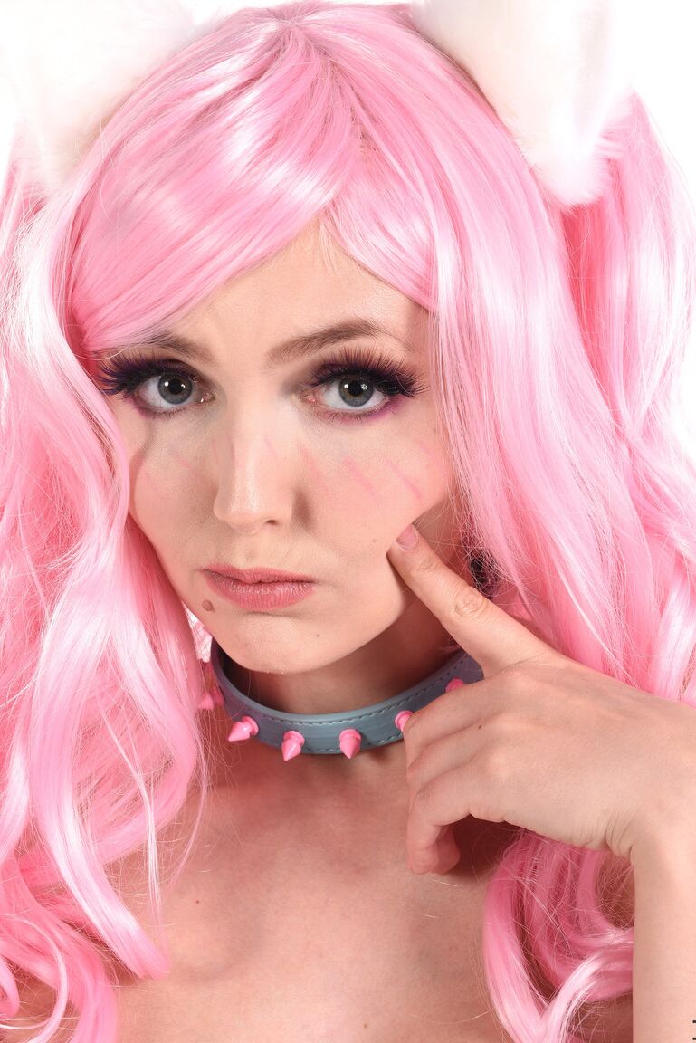 15P A adorável garota Sia Siberia consola sua buceta enquanto usa traje de cosplay