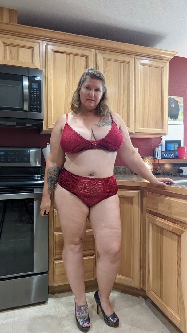 16P Mulher amadora peituda Kris Ann mostra seus peitos grandes e bunda na cozinha