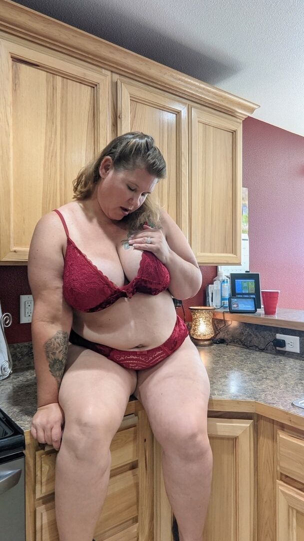 16P Mulher amadora peituda Kris Ann mostra seus peitos grandes e bunda na cozinha