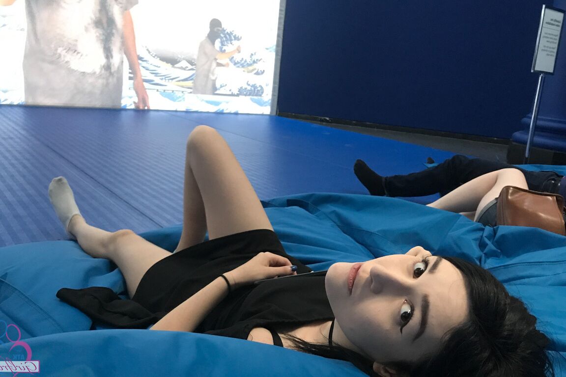 20P Slim morena amadora Ivy Aura mostra sua calcinha gostosa