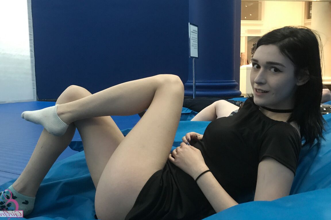 20P Slim morena amadora Ivy Aura mostra sua calcinha gostosa