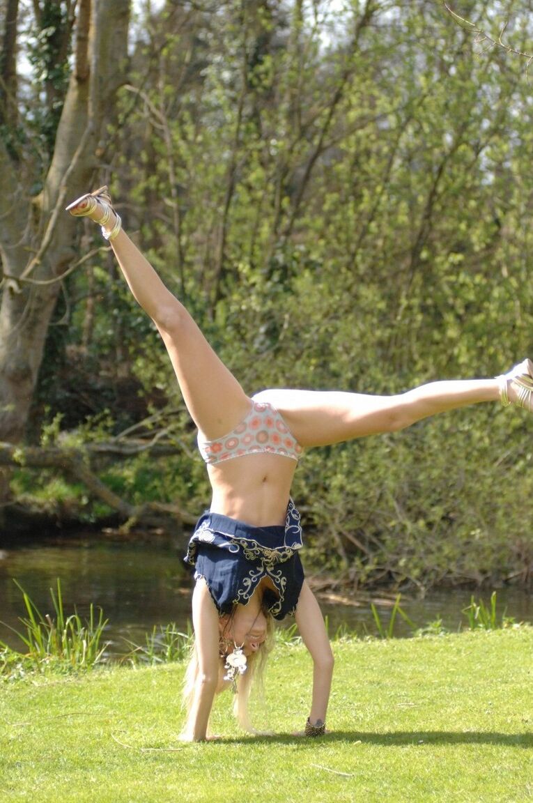 12P La amateur británica Hayley Marie Coppin se expone en un parque público