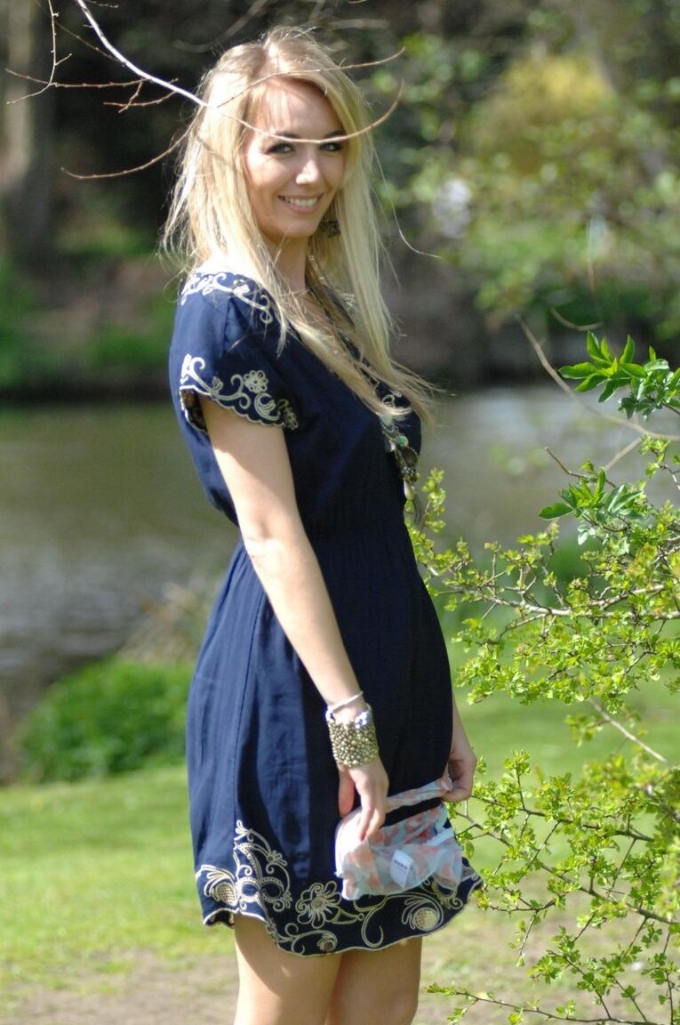 12P La amateur británica Hayley Marie Coppin se expone en un parque público