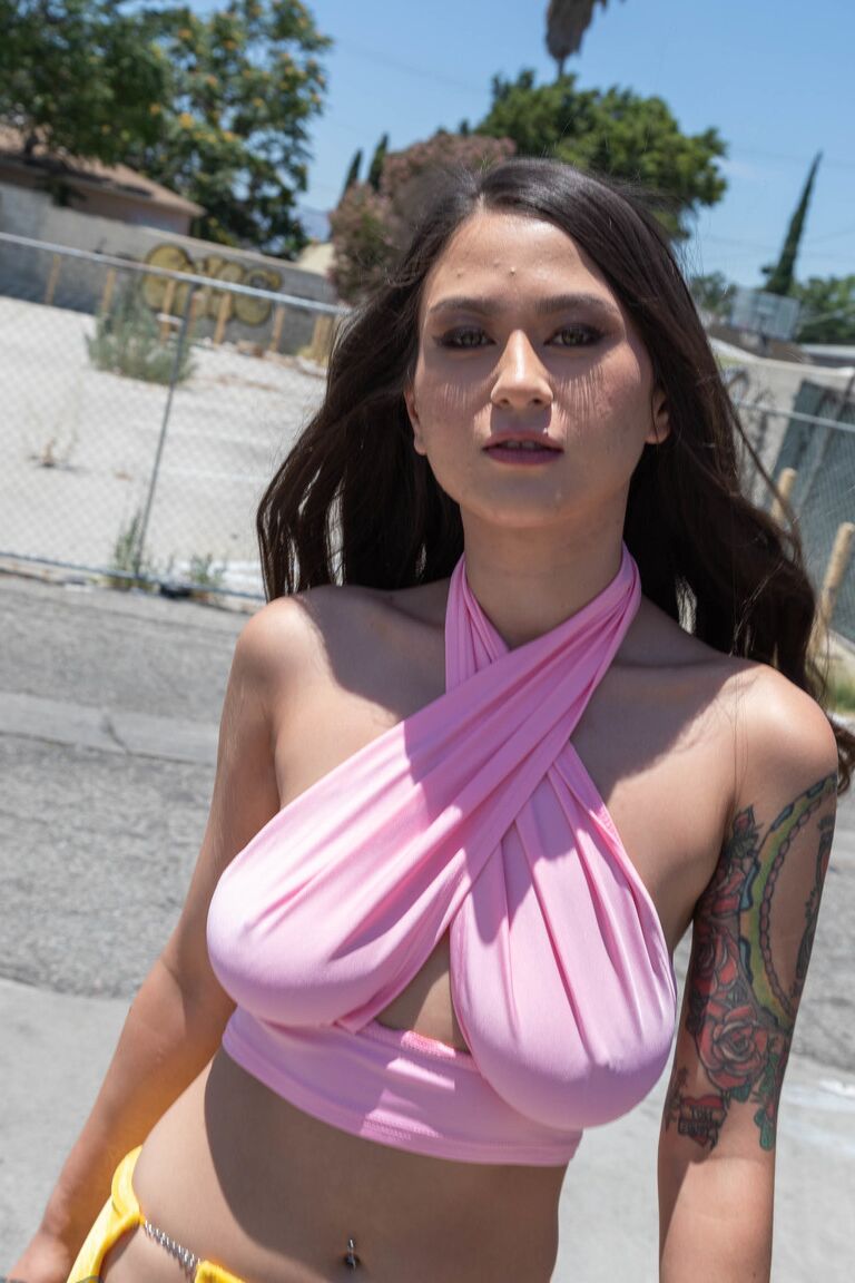 16P La brune tatouée Jasmine Wilde s'exhibe en public avant de sucer dans un magasin