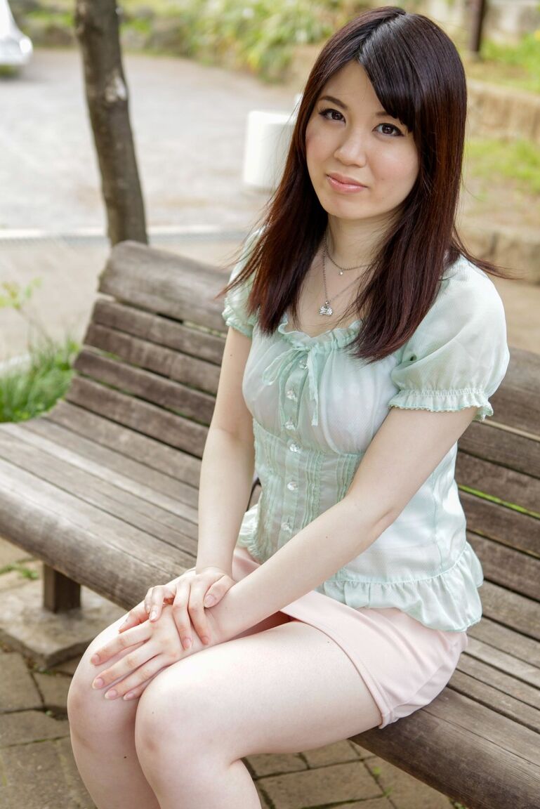 20P Japanese newbie gets stripped and finger fucked by a stranger in a van