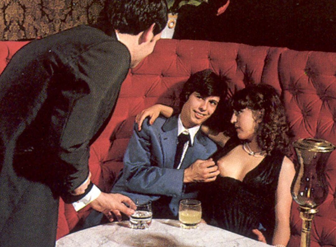 20P Des femmes chaudes font des pipes et se font baiser la chatte poilue dans une orgie vintage