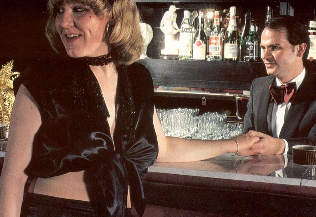 20P Des femmes chaudes font des pipes et se font baiser la chatte poilue dans une orgie vintage