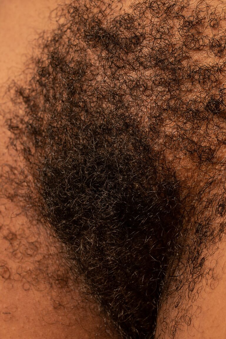 21P A amadora curvilínea Erykah Ohms exibe sua exótica buceta peluda de perto