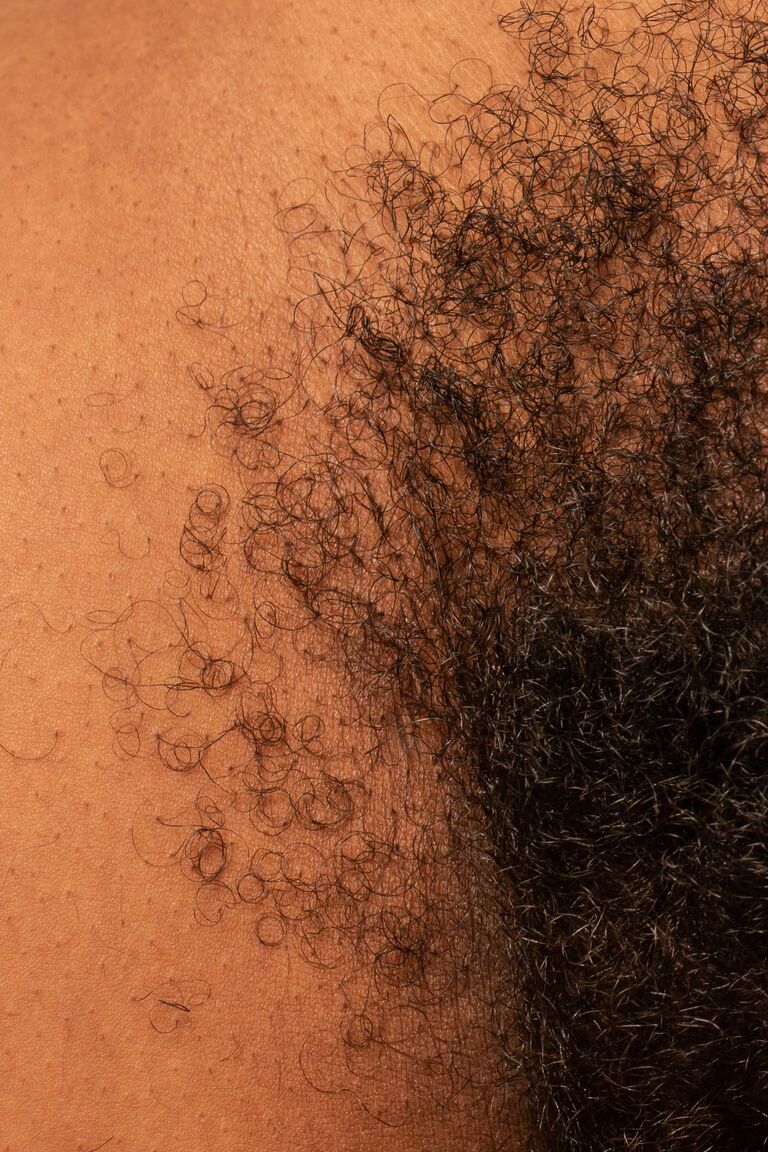 21P A amadora curvilínea Erykah Ohms exibe sua exótica buceta peluda de perto