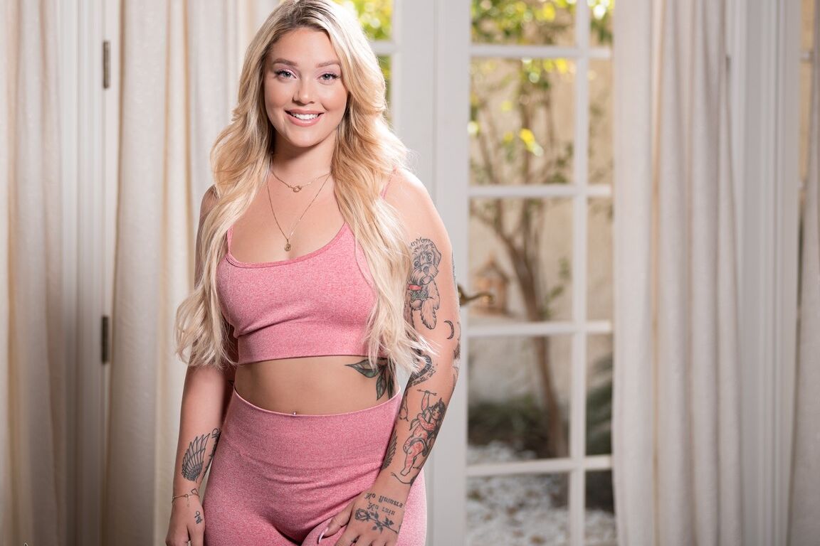 15P Trois femmes aux gros seins font du yoga dans leurs vêtements d'entraînement