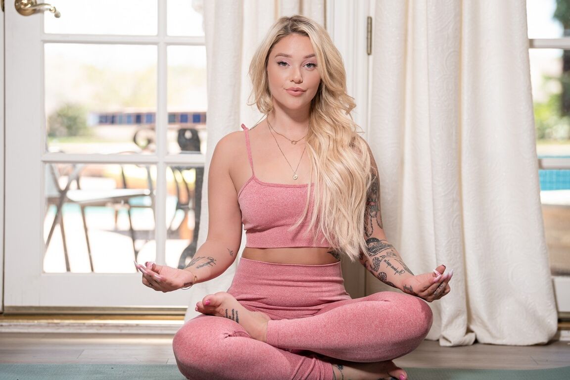 15P Trois femmes aux gros seins font du yoga dans leurs vêtements d'entraînement
