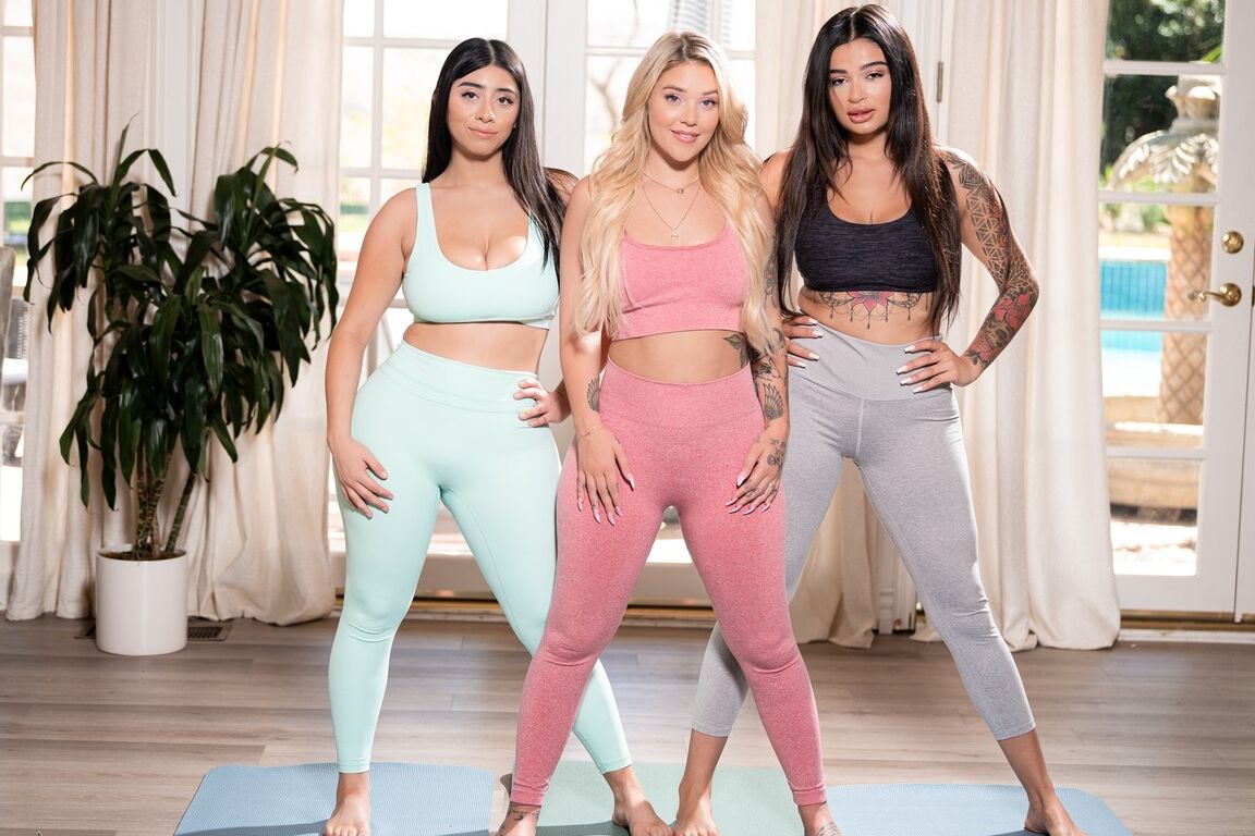 15P Trois femmes aux gros seins font du yoga dans leurs vêtements d'entraînement