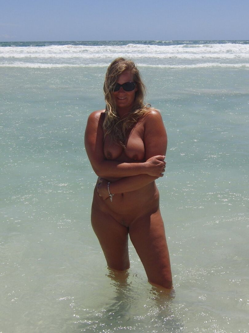 16P Sweet Susi, blonde d'âge moyen, patauge dans l'océan alors qu'elle est totalement nue