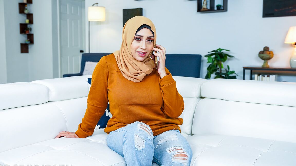 21P Esposa em um hijab Lilly Hall chupa pau
