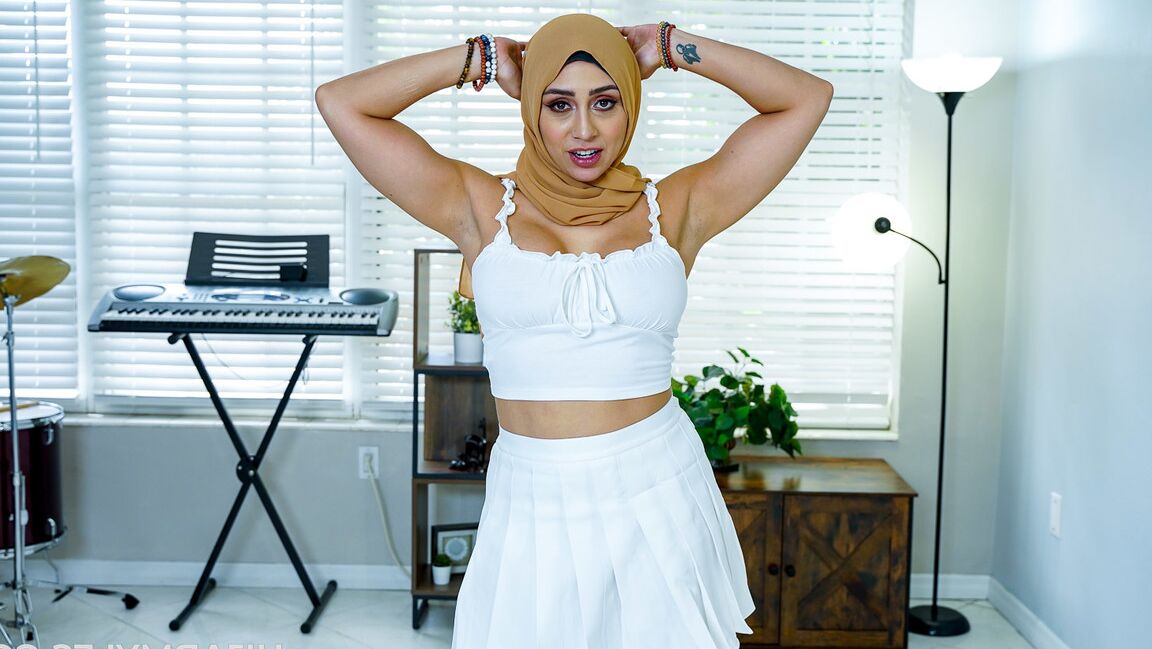 21P Esposa em um hijab Lilly Hall chupa pau