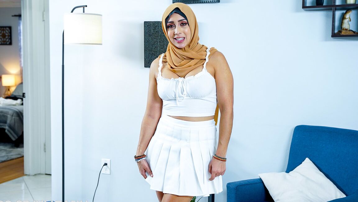 21P Esposa em um hijab Lilly Hall chupa pau