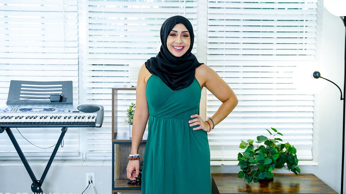 21P Esposa em um hijab Lilly Hall chupa pau