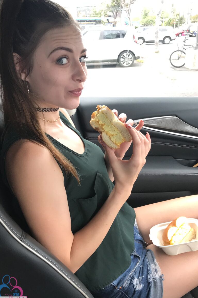 21P Namorada amadora Kyler Quinn fica nua ao ar livre durante as férias