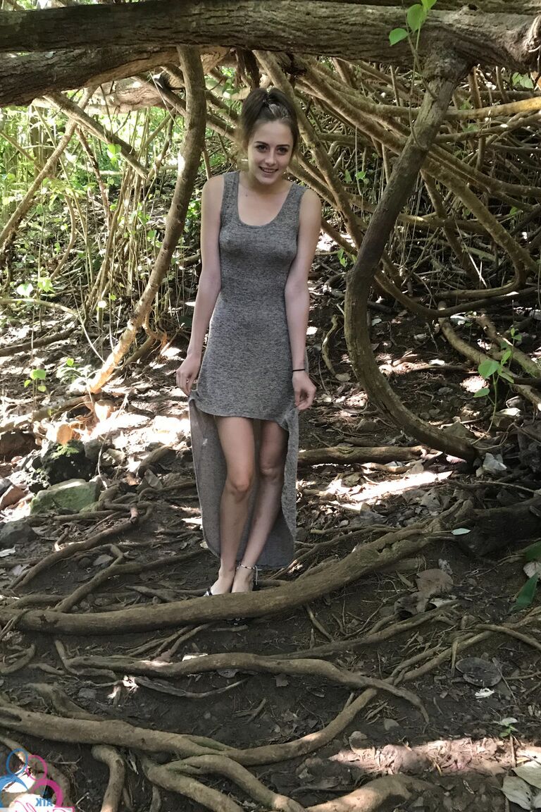 21P Namorada amadora Kyler Quinn fica nua ao ar livre durante as férias