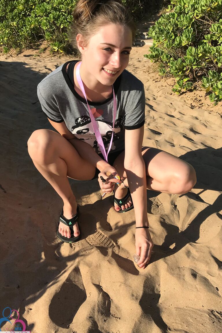 21P Namorada amadora Kyler Quinn fica nua ao ar livre durante as férias
