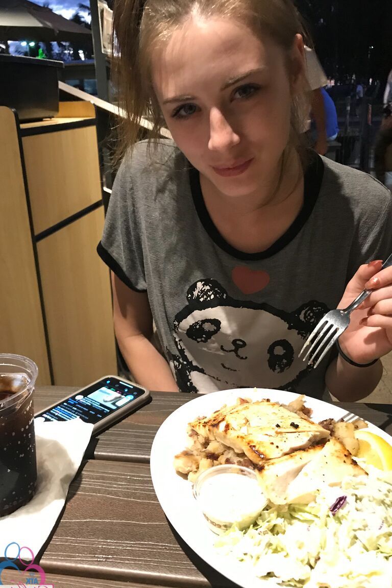 21P Namorada amadora Kyler Quinn fica nua ao ar livre durante as férias