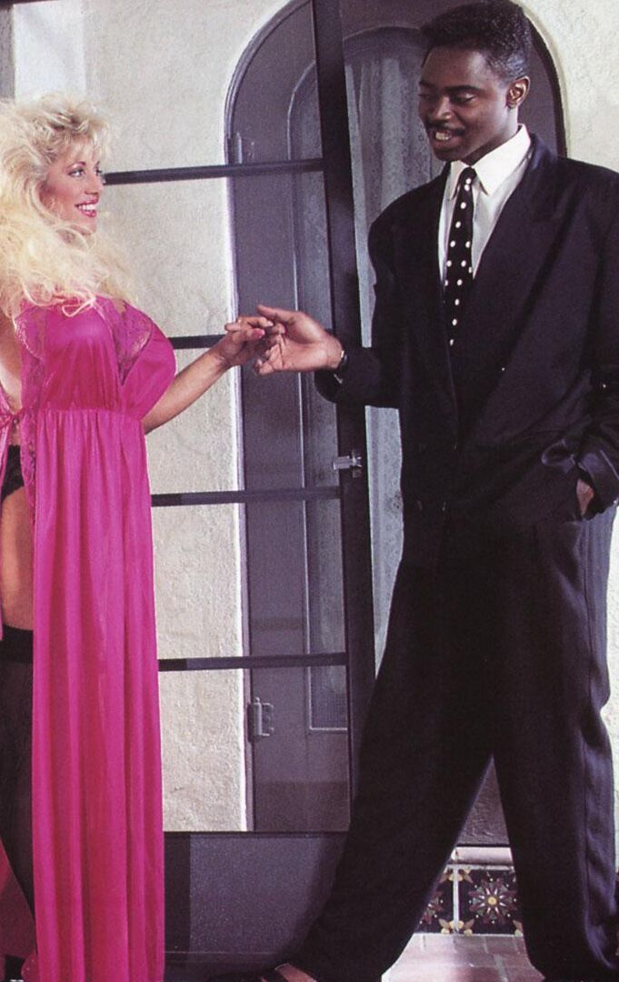 20P Une blonde mature séduit un mec noir chaud
