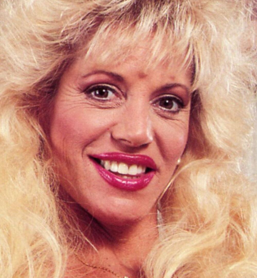 20P Une blonde mature séduit un mec noir chaud