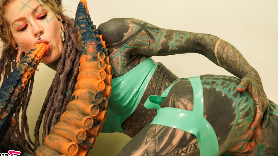 16P Body modifier Anuskatzz takes a big dildo to her filthy asshole