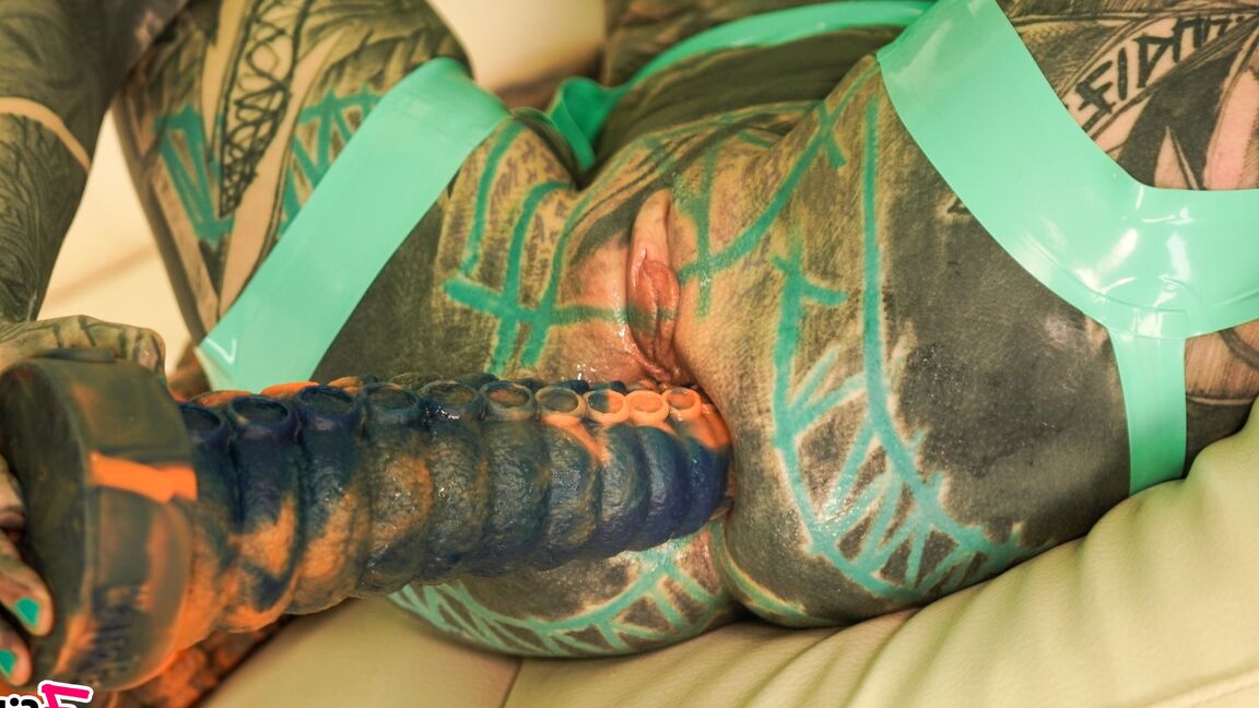 16P Body modifier Anuskatzz takes a big dildo to her filthy asshole