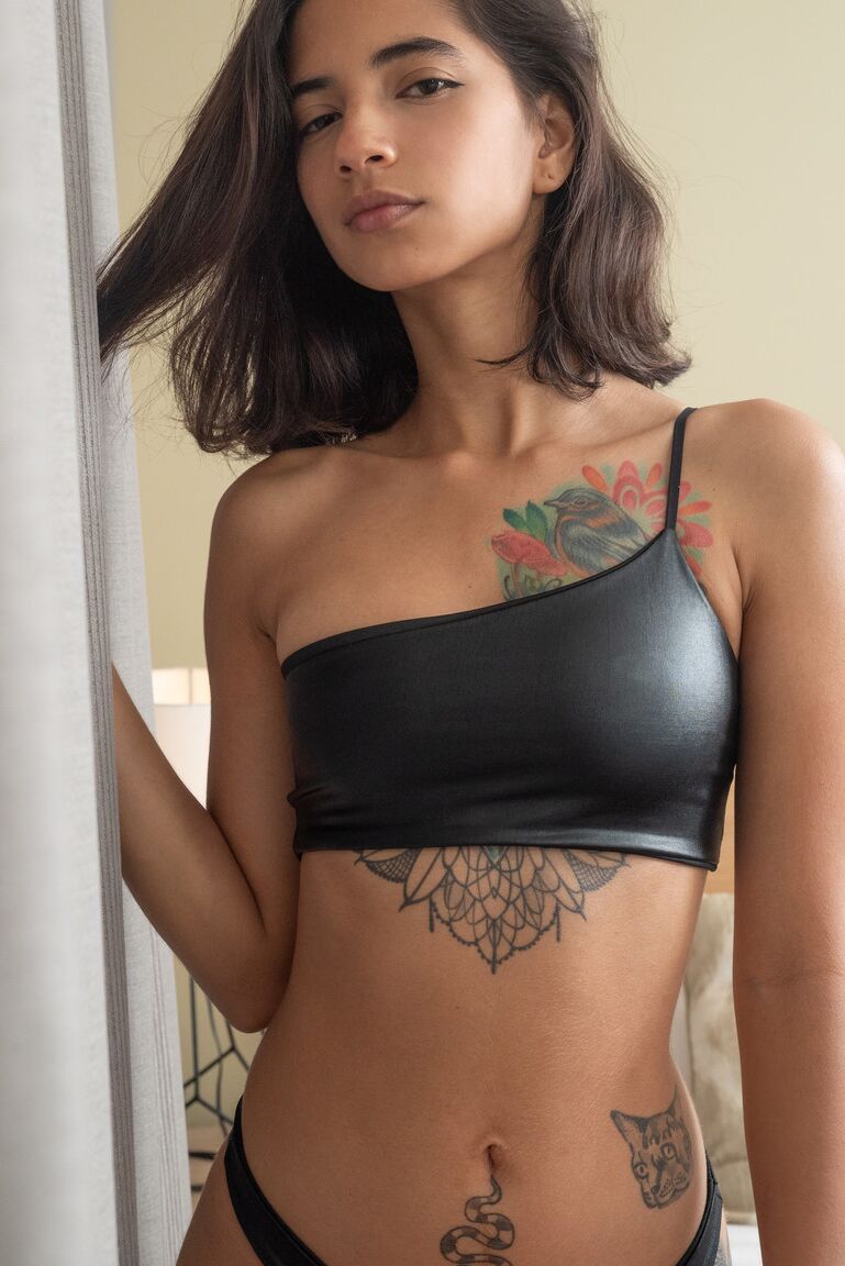 21P Glamour babe Tormenta muestra su delicioso coño de cerca
