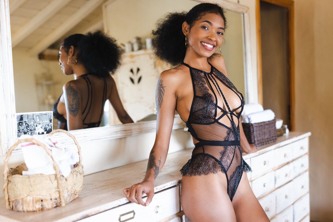 21P Glamourosa Latina Barbie tira sua lingerie