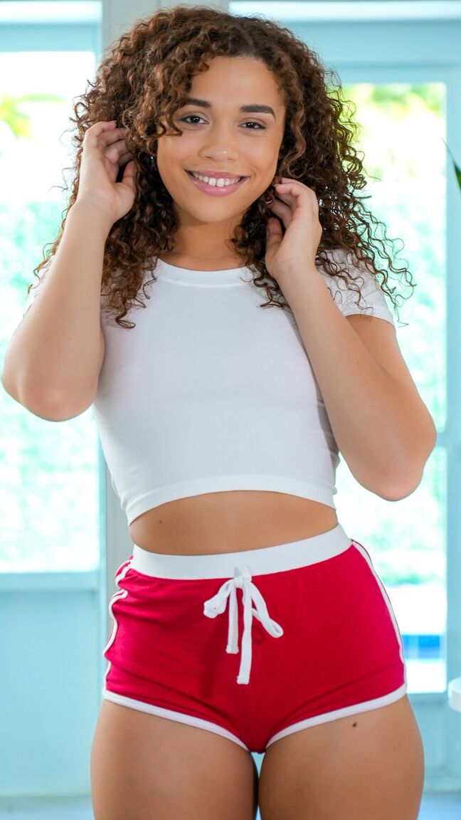 15P A adolescente latina Willow Ryder usa cabelo com permanente durante sexo com um homem negro