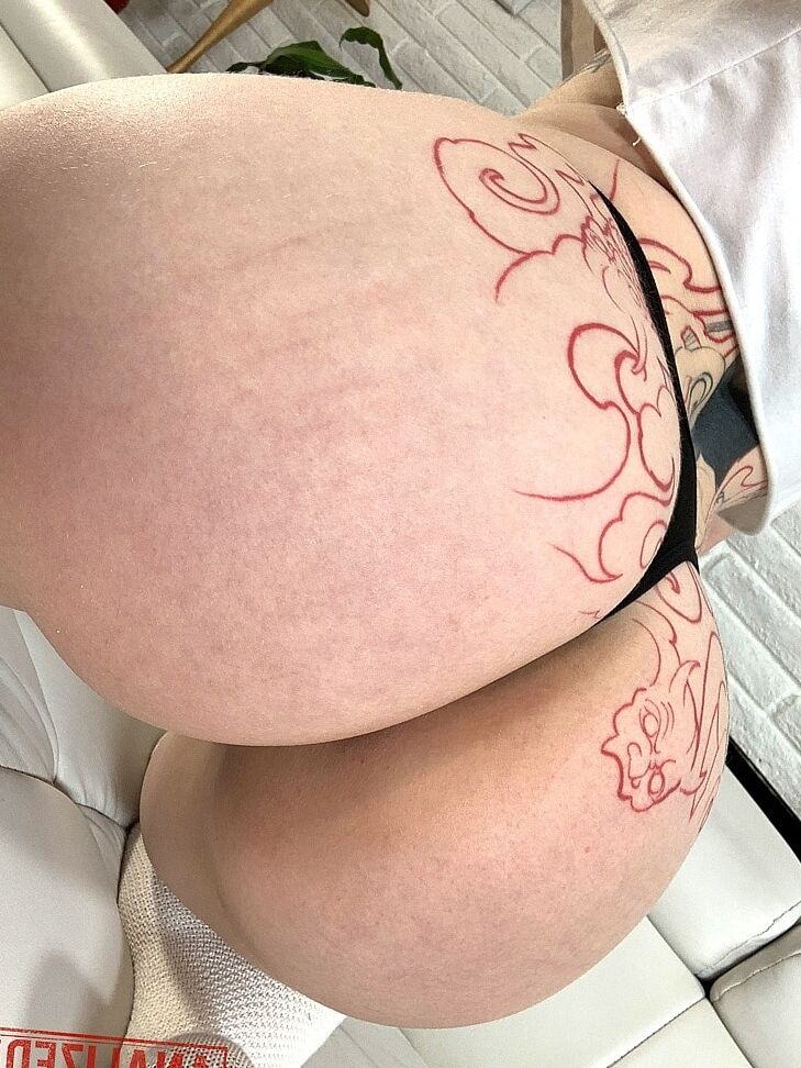 20P La zorra tatuada Baby Sid se toma selfies de su increíble trasero y su coño calvo