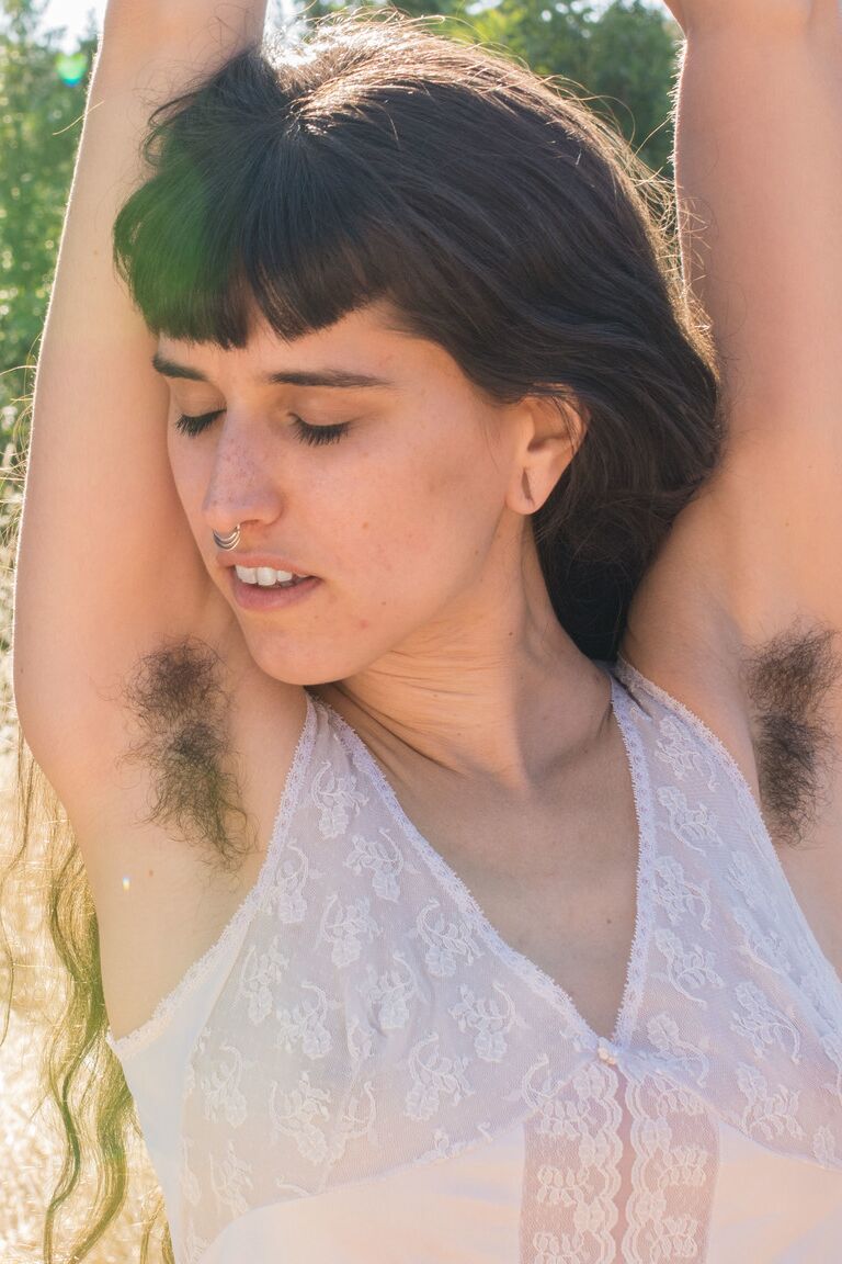 21P Joven amateur con axilas peludas Bella Mae abre su tupido coño al aire libre