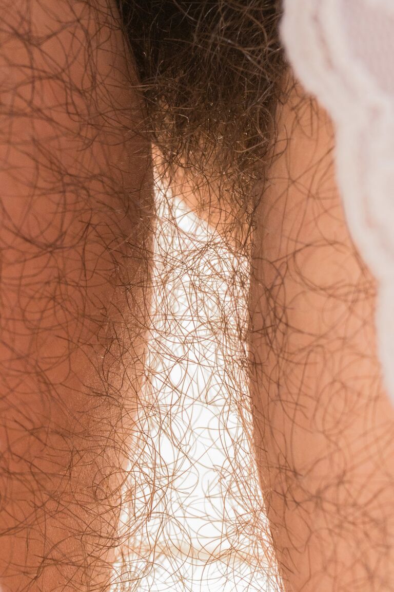21P Joven amateur con axilas peludas Bella Mae abre su tupido coño al aire libre