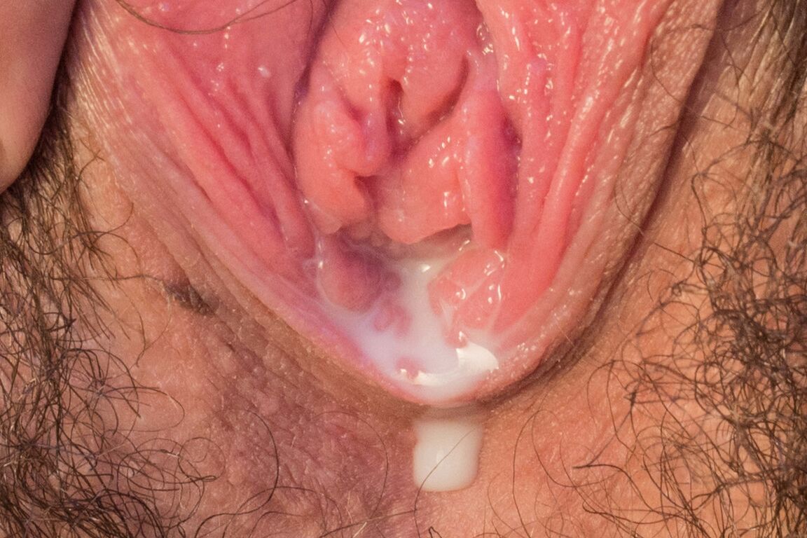21P Joven amateur con axilas peludas Bella Mae abre su tupido coño al aire libre