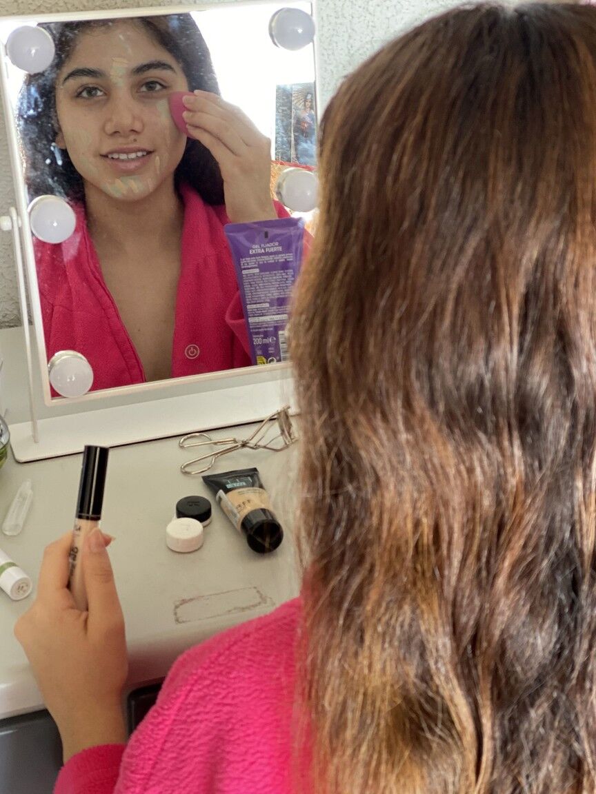 20P L'amatrice sexy Marina Gold laisse une grosse bite se décharger sur son joli visage