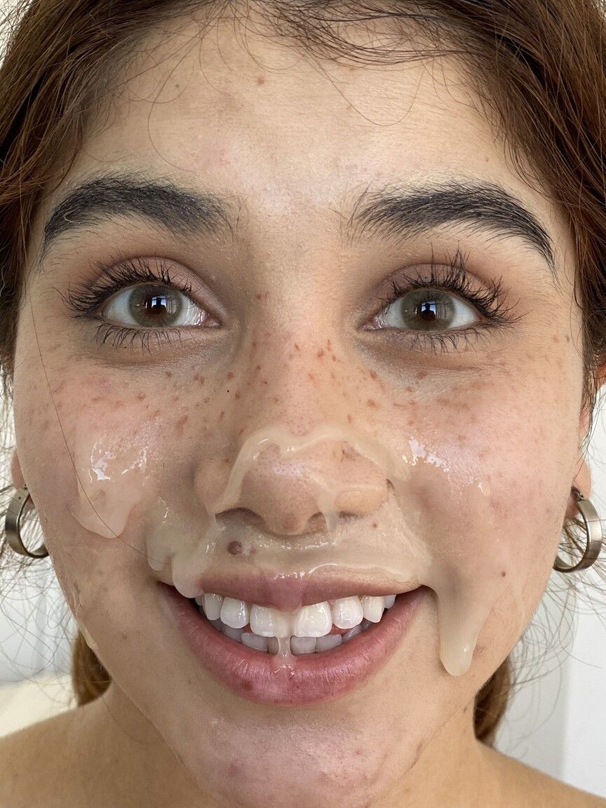 20P L'amatrice sexy Marina Gold laisse une grosse bite se décharger sur son joli visage