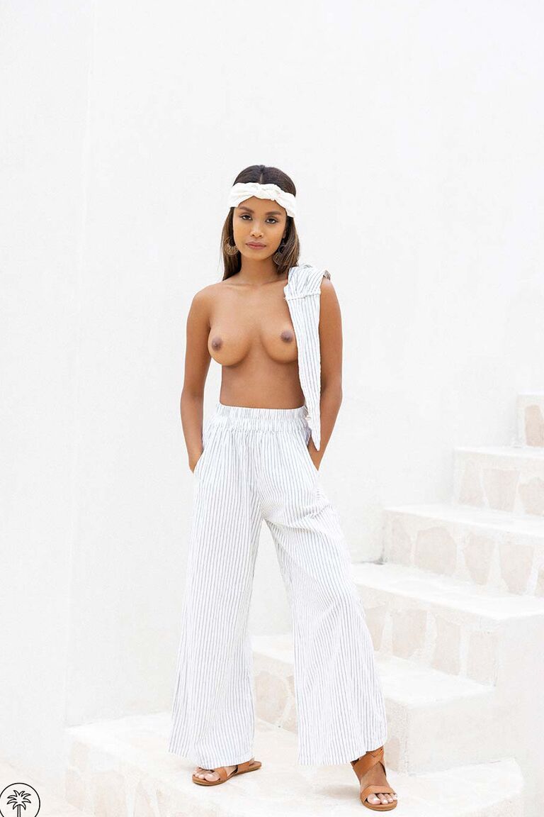 21P Petite Asian babe Puti Cintra expõe seus seios falsos em um solo escaldante ao ar livre